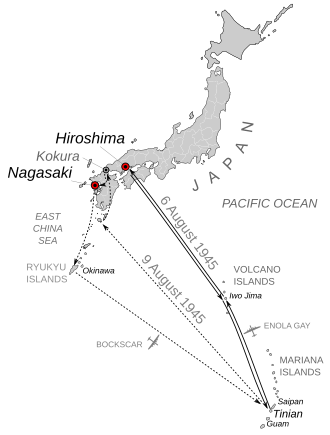 原爆投下のための飛行ルートを示す日本とマリアナ諸島の地図。 テニアン基地から硫黄島を経て広島へ直行。投下後、同じルートを戻る。 もう1つは、テニアン基地から合流地点の屋久島へ飛行。そこから、第1目標の小倉へ。目視投下できず第2目標の長崎へ飛行。そして原爆投下。燃料不足により沖縄へ。燃料補給後テニアンに戻る。